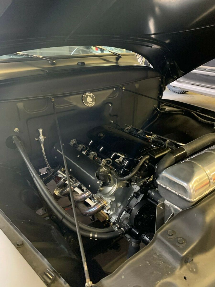 1953 Currant red Ford F-100 Standard Cab Pickup