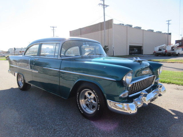 1955 Green/Silver Chevrolet Bel Air/150/210 Sedan