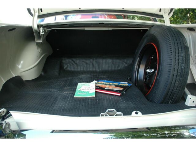 1955 RED / SHOREWOOD BEIGE Chevrolet Bel Air/150/210 Coupe