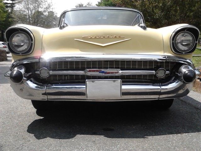 1957 Colonial Cream Chevrolet Bel Air/150/210 4dr Sport Hardtop