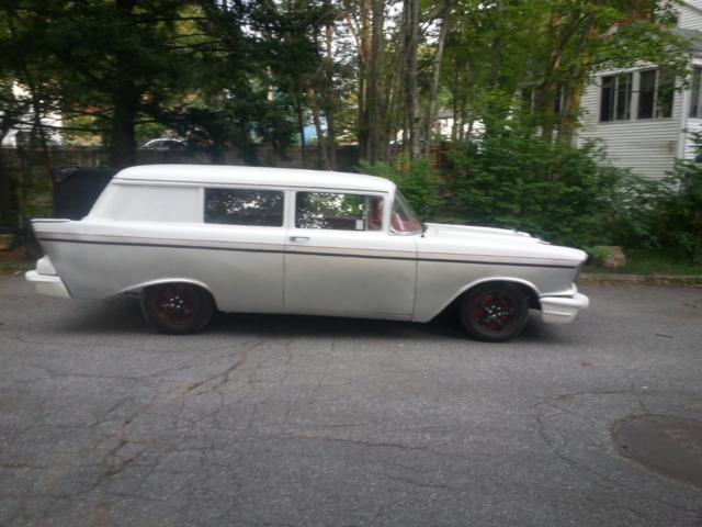 1957 White Chevrolet Bel Air/150/210 Wagon