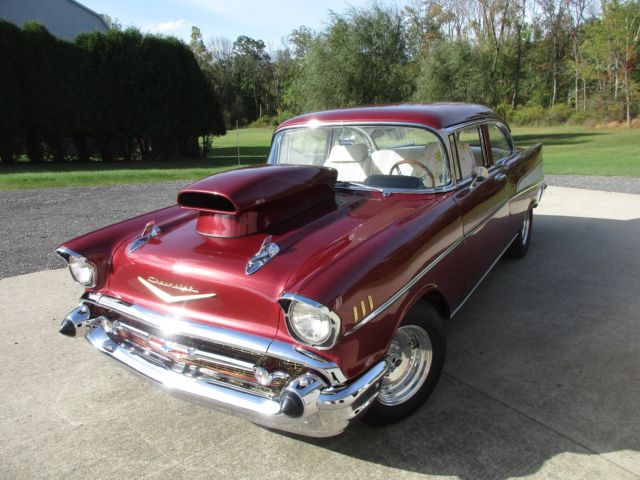 1957 RED MET. Chevrolet Bel Air/150/210 Sedan