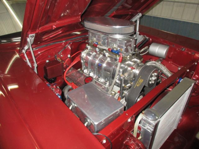 1957 RED MET. Chevrolet Bel Air/150/210 Sedan