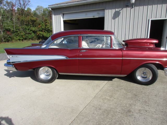1957 RED MET. Chevrolet Bel Air/150/210 Sedan