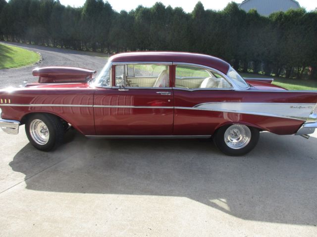 1957 RED MET. Chevrolet Bel Air/150/210 Sedan