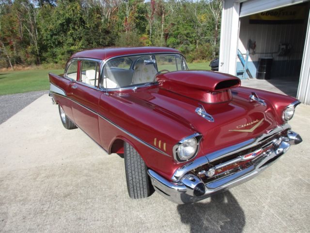 1957 RED MET. Chevrolet Bel Air/150/210 Sedan