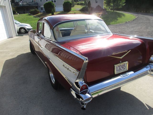 1957 RED MET. Chevrolet Bel Air/150/210 Sedan
