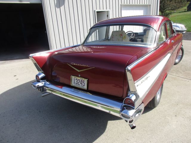 1957 RED MET. Chevrolet Bel Air/150/210 Sedan