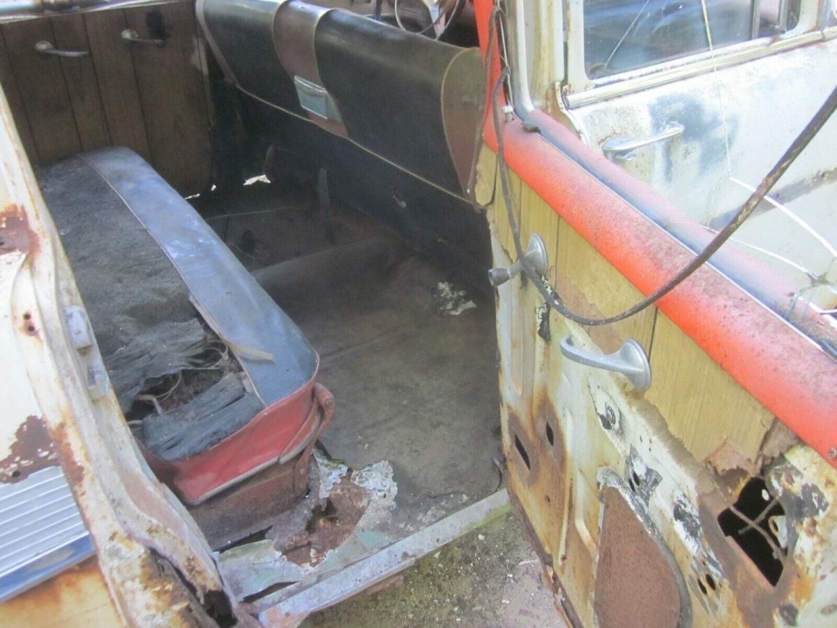 1957 White Chevrolet Bel Air/150/210 Wagon