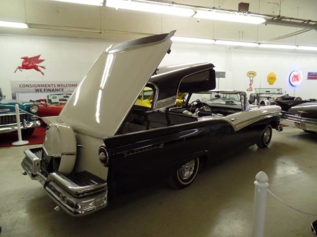 1957 Black/White Ford Fairlane Convertible/Retractable
