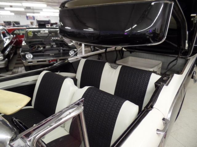 1957 Black/White Ford Fairlane Convertible/Retractable