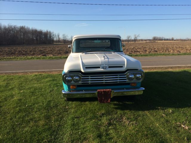 1959 white / blue Ford F-100