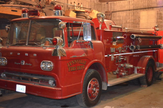 1960 Red Ford C 850 Cab & Chassis