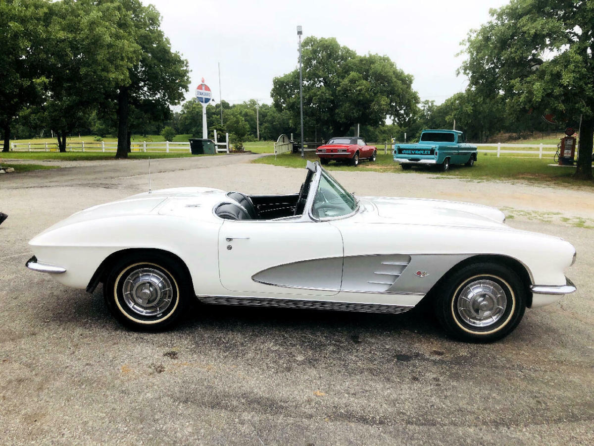 1961 White Chevrolet Corvette --