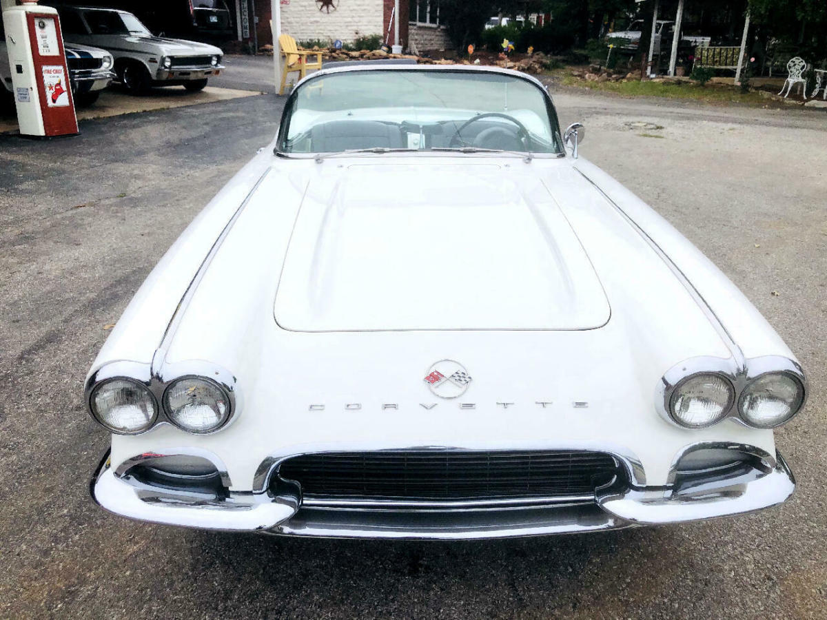1961 White Chevrolet Corvette --