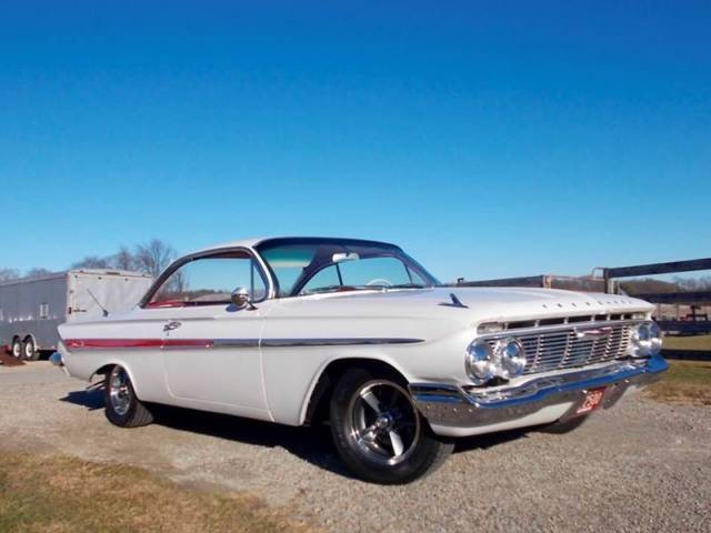 1961 White Chevrolet Impala Coupe