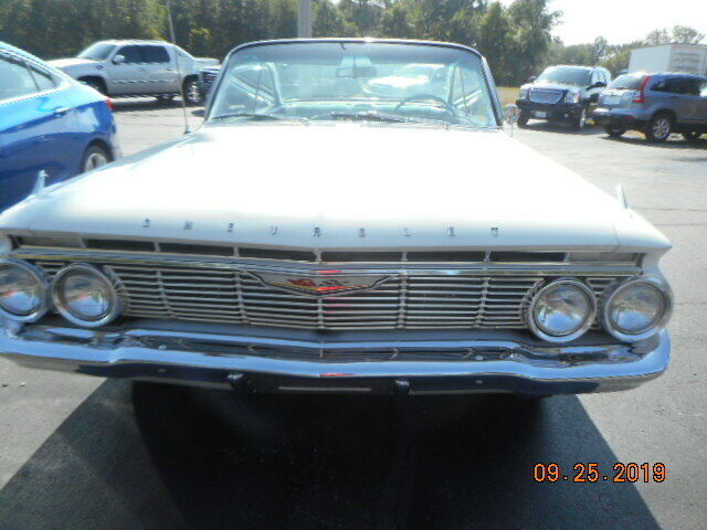 1961 White Chevrolet Impala Coupe