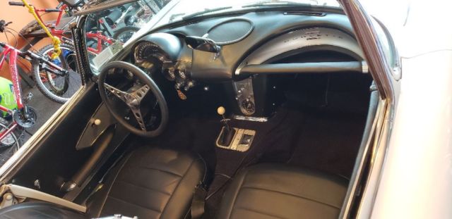 1961 White Chevrolet Corvette Convertible