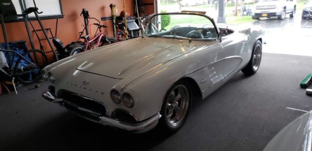 1961 White Chevrolet Corvette Convertible