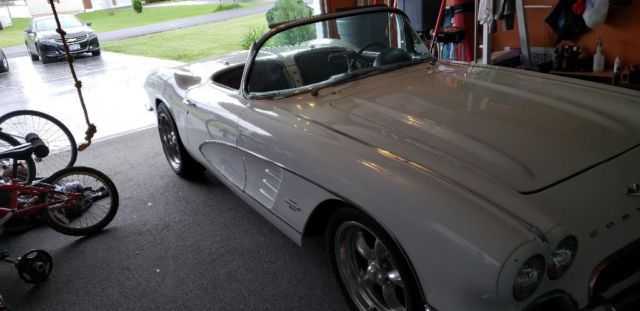 1961 White Chevrolet Corvette Convertible