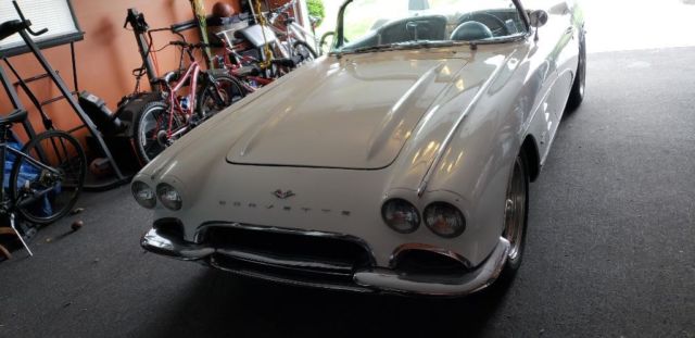 1961 White Chevrolet Corvette Convertible