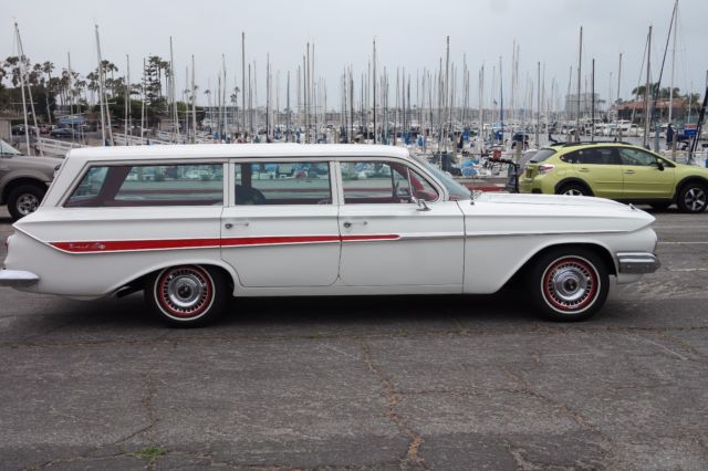 1961 White Chevrolet Impala Wagon