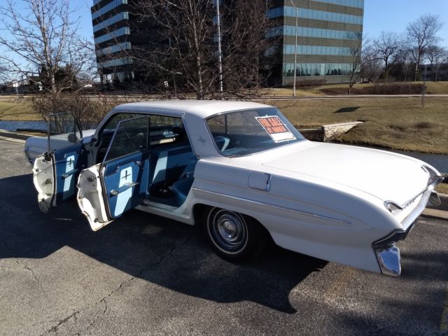 1961 White Oldsmobile Super 88 Sedan