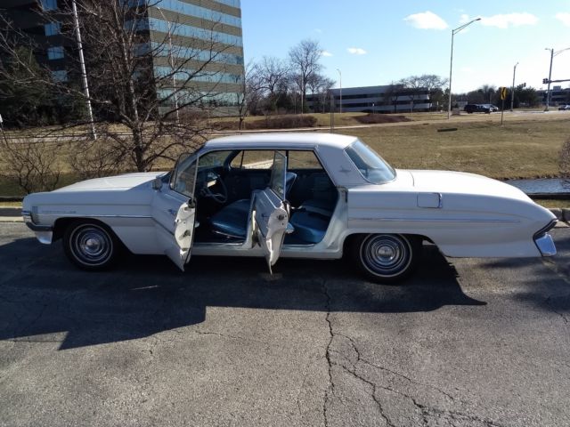 1961 White Oldsmobile Super 88 Sedan
