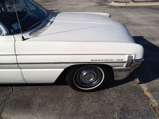1961 White Oldsmobile Super 88 Sedan