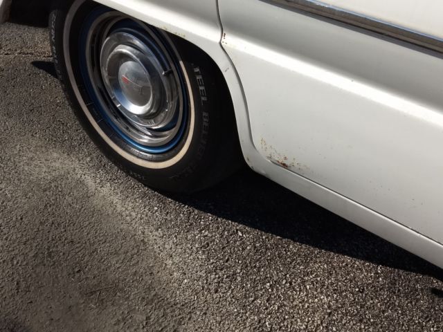 1961 White Oldsmobile Super 88 Sedan