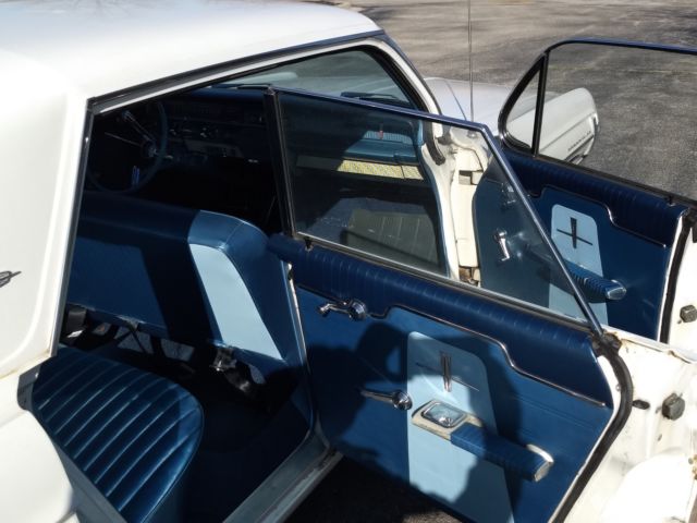 1961 White Oldsmobile Super 88 Sedan