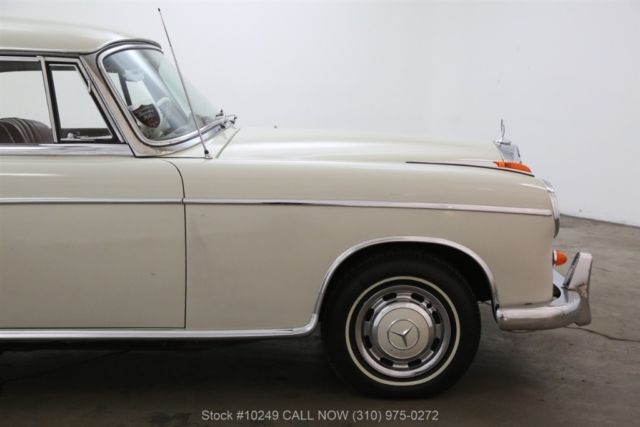 1961 White Mercedes-Benz 220SE