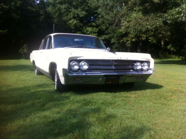 1963 off white / cream Oldsmobile Ninety-Eight Sedan