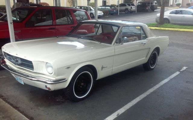 1964 Wimbledon white Ford Mustang Coupe
