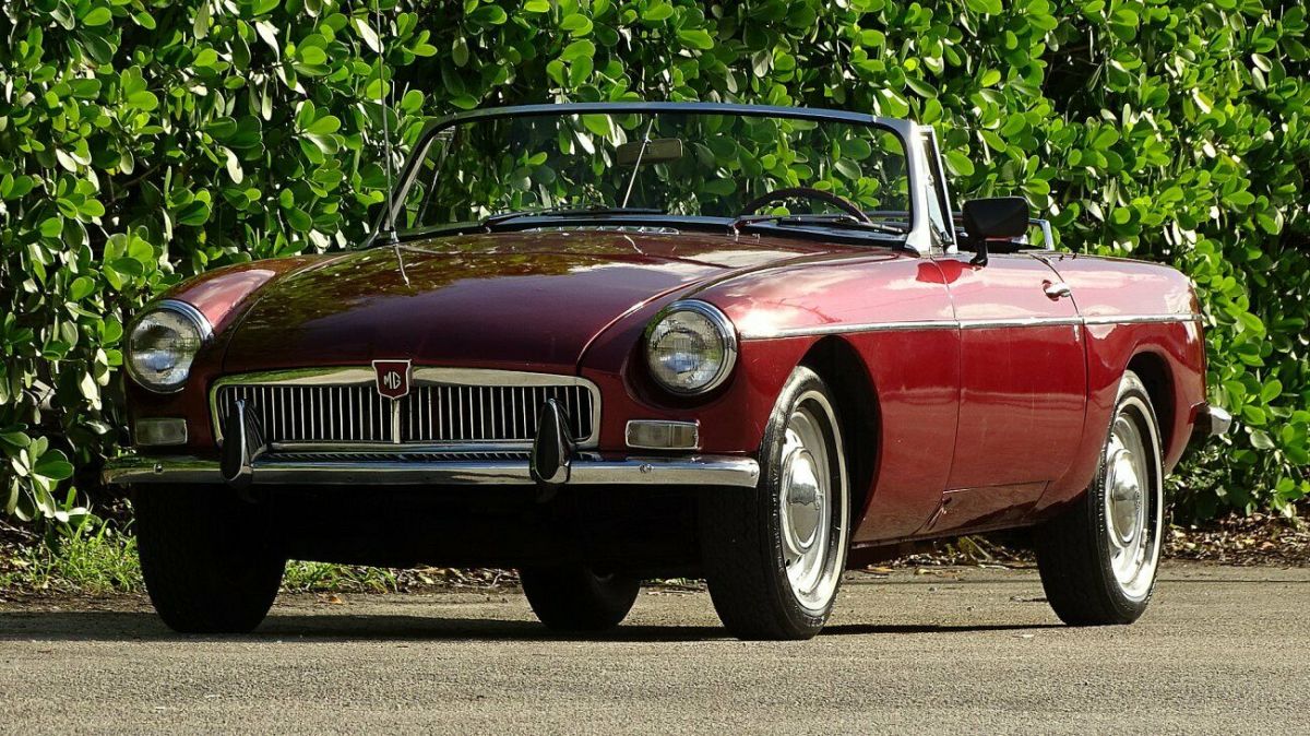 1964 BURGUNDY MG MGB CONVERTIBLE