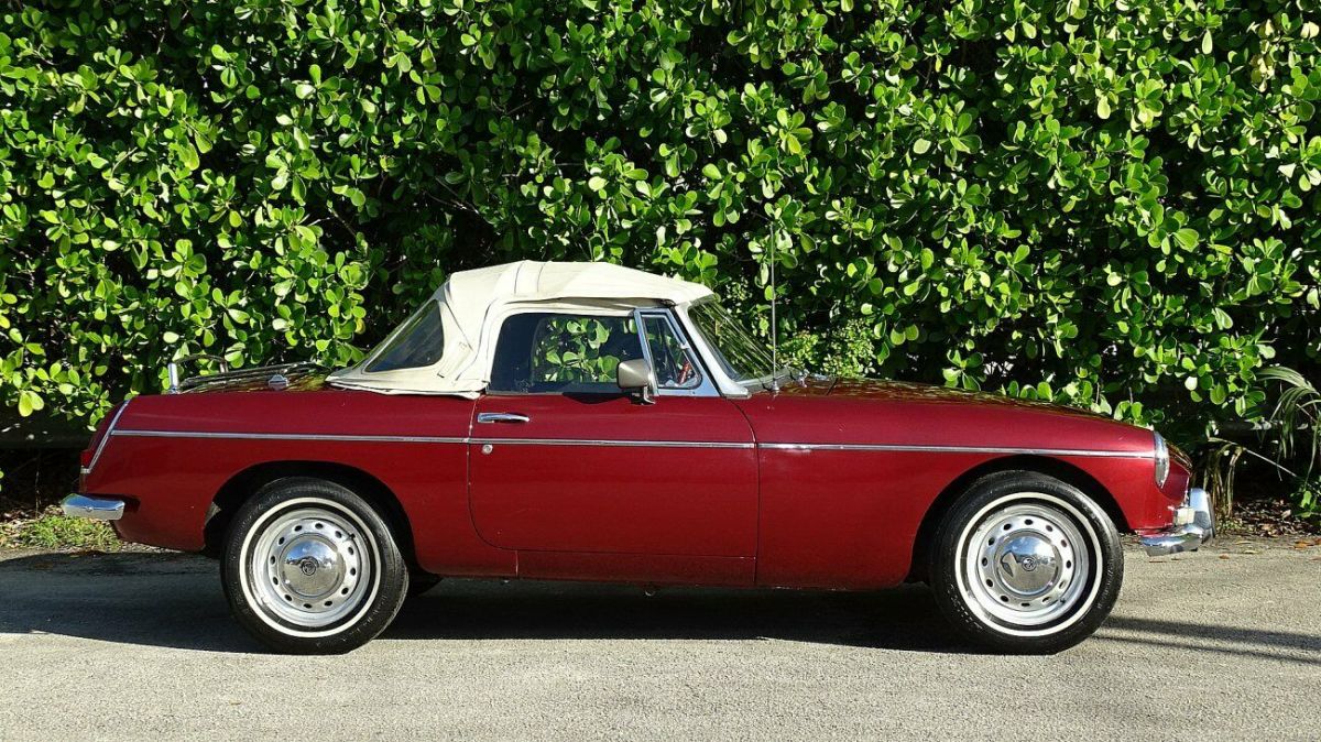 1964 BURGUNDY MG MGB CONVERTIBLE