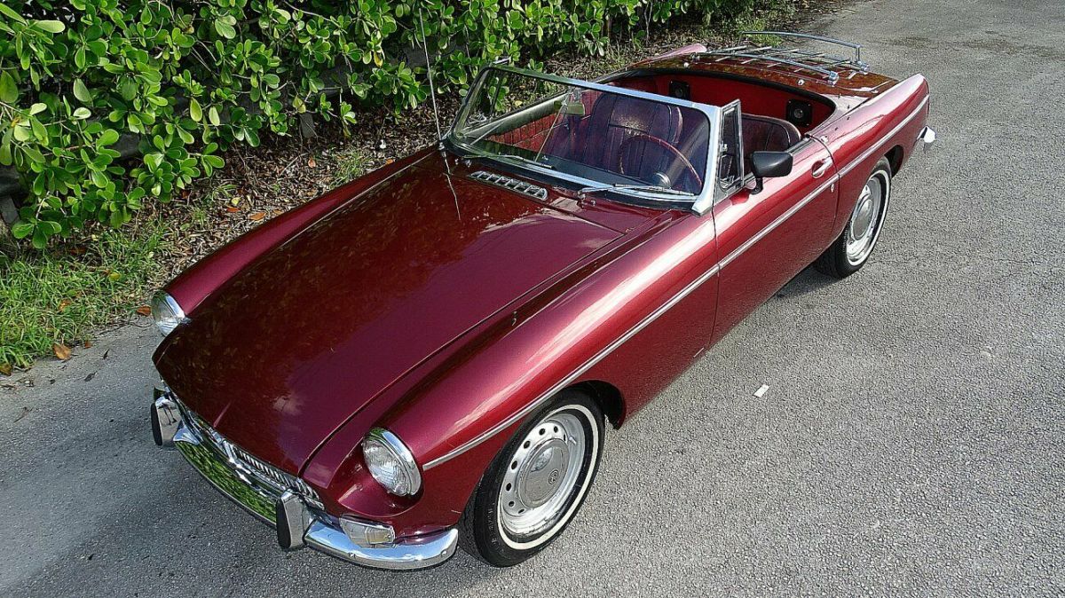 1964 BURGUNDY MG MGB CONVERTIBLE