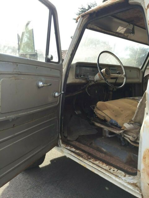 1964 White Chevrolet Suburban