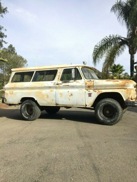 1964 White Chevrolet Suburban