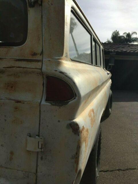 1964 White Chevrolet Suburban