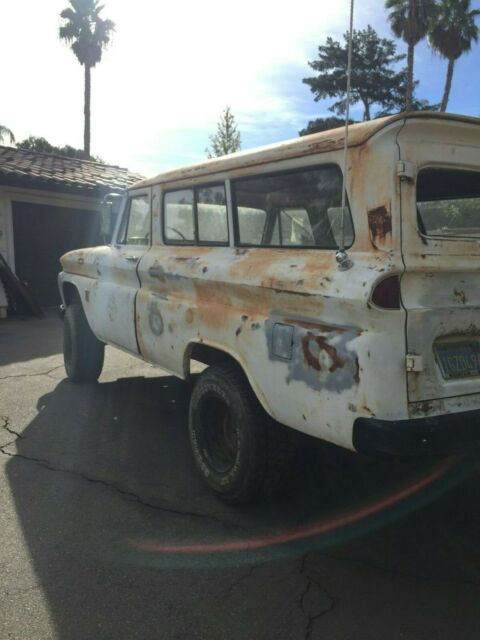 1964 White Chevrolet Suburban