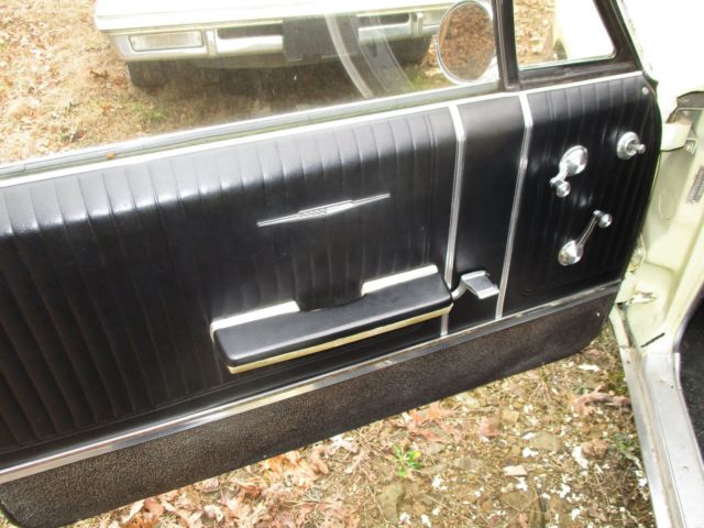 1965 Yellow Pontiac Bonneville hardtop