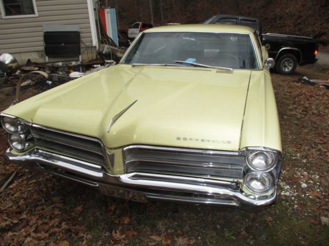 1965 Yellow Pontiac Bonneville hardtop