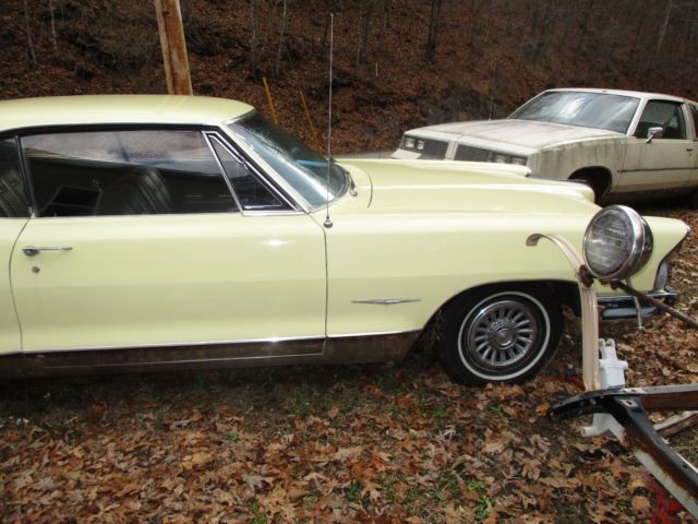 1965 Yellow Pontiac Bonneville hardtop