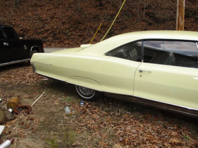 1965 Yellow Pontiac Bonneville hardtop