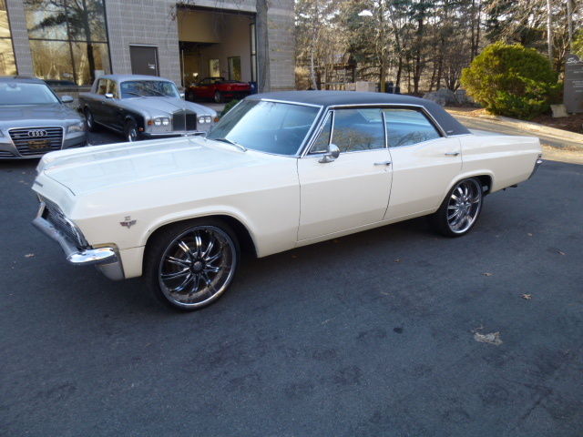 1965 White Chevrolet Capriceold Sedan