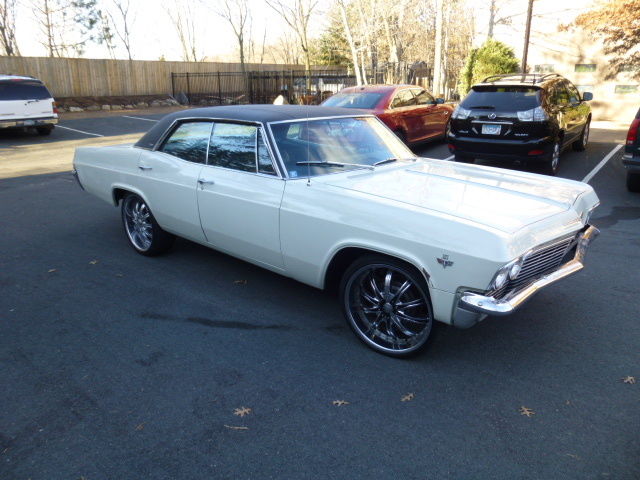 1965 White Chevrolet Capriceold Sedan