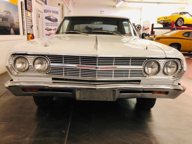 1965 White Chevrolet Chevelle Coupe