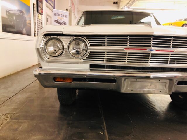 1965 White Chevrolet Chevelle Coupe