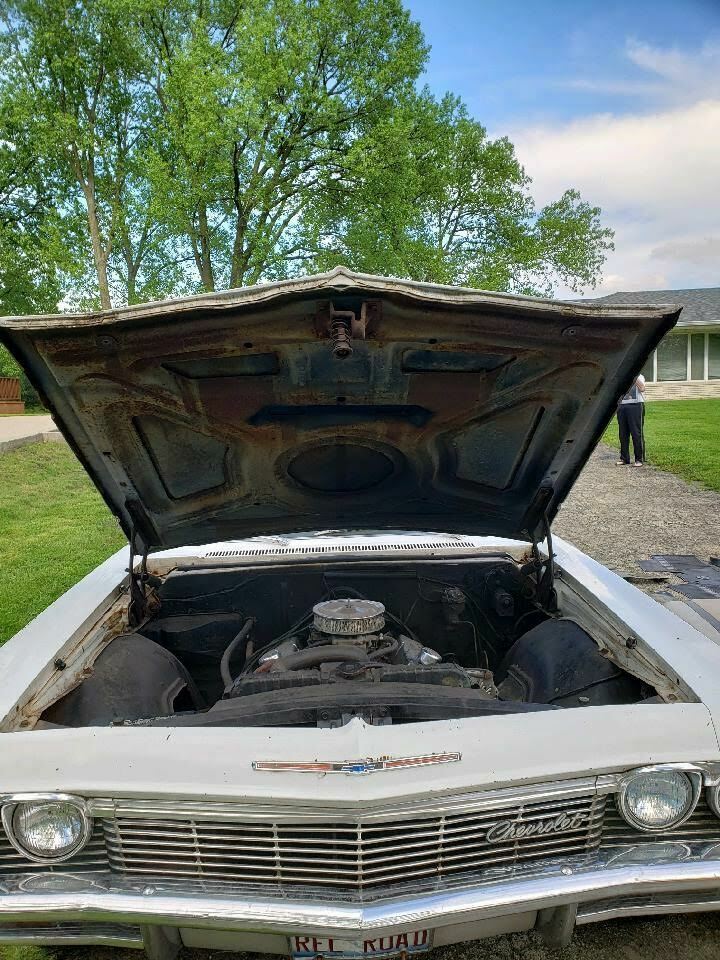 1965 White Chevrolet Impala Sedan